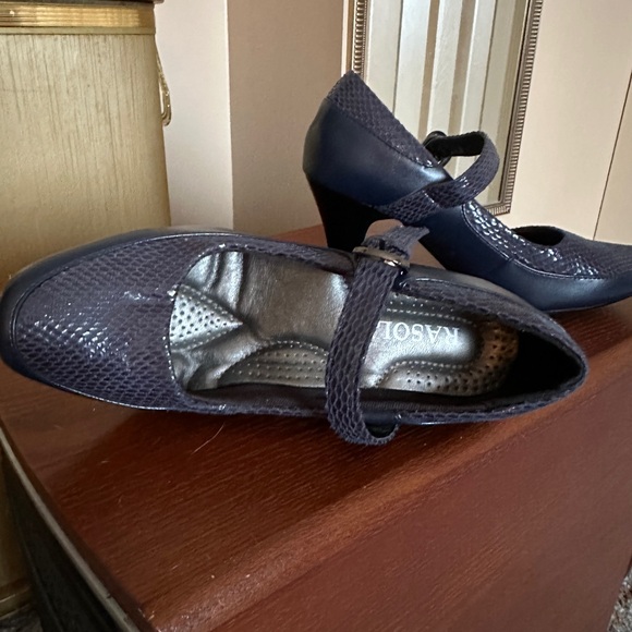 Rosolli Navy Heels - Picture 4 of 11